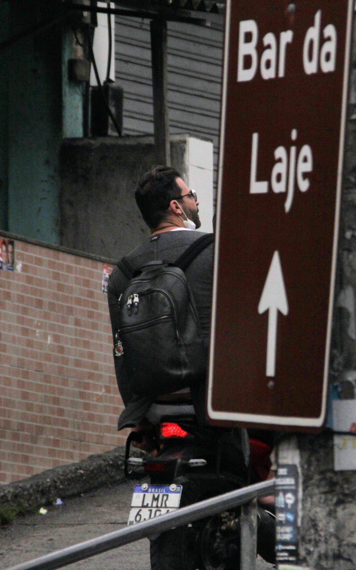 Henri Castelli vai ao Morro do Vidigal de motot&aacute;xi