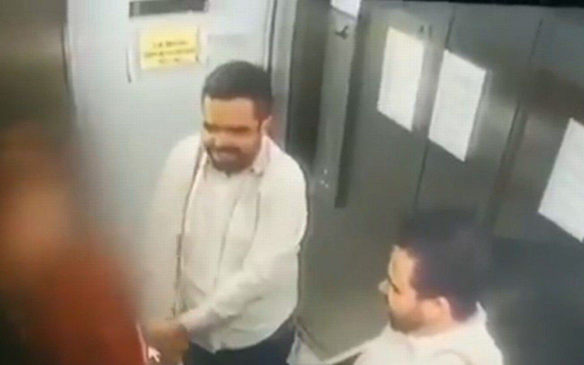 José Maria aparece sorridente em elevador do prédio onde mora, horas depois do acidente - Reprodução