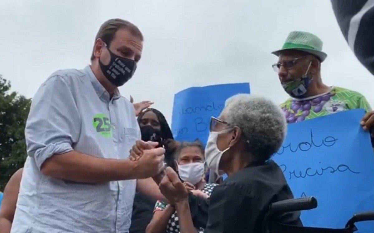 Candidato à Prefeitura do Rio pelo DEM, Eduardo Paes, em Curicica - Divulgação