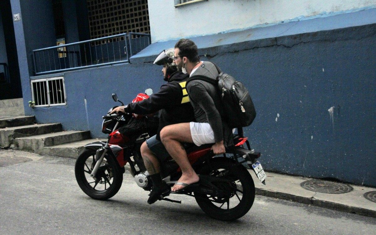 Henri Castelli vai ao Morro do Vidigal de motot&aacute;xi