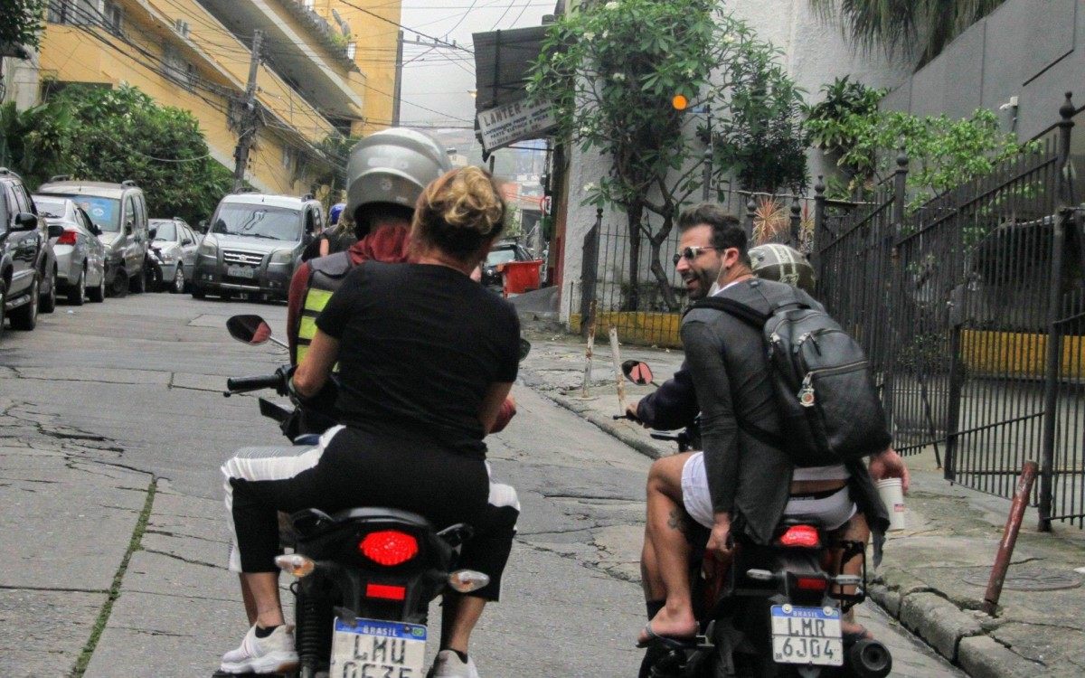 Henri Castelli vai ao Morro do Vidigal de motot&aacute;xi