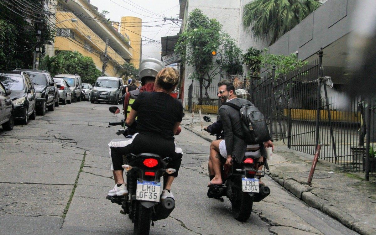 Henri Castelli vai ao Morro do Vidigal de motot&aacute;xi