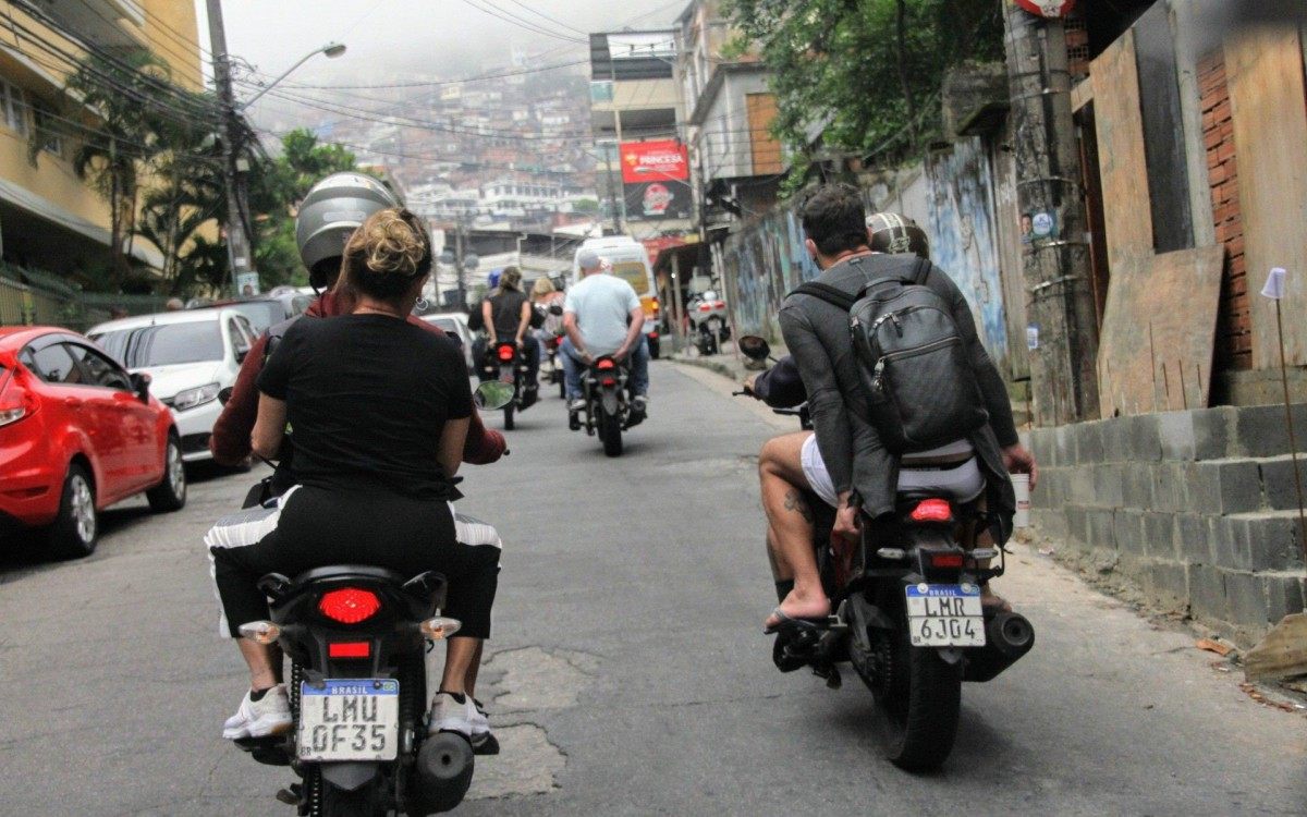 Henri Castelli vai ao Morro do Vidigal de motot&aacute;xi