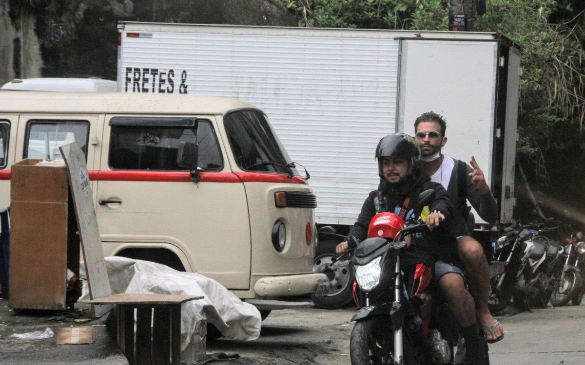 Henri Castelli vai ao Morro do Vidigal de motot&aacute;xi