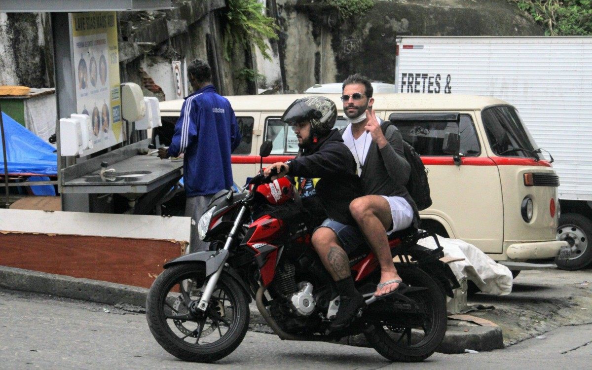 Henri Castelli vai ao Morro do Vidigal de motot&aacute;xi