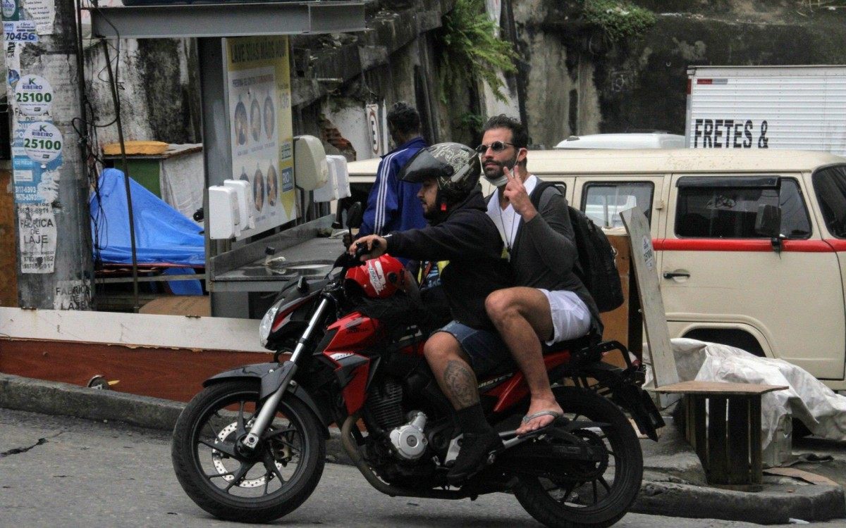 Henri Castelli vai ao Morro do Vidigal de motot&aacute;xi