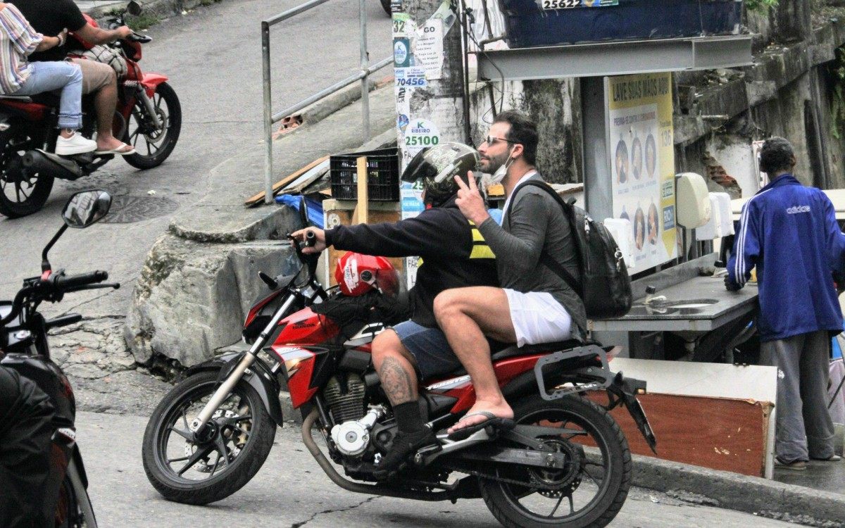 Henry Castelli vai ao Morro do Vidigal de motot&aacute;xi