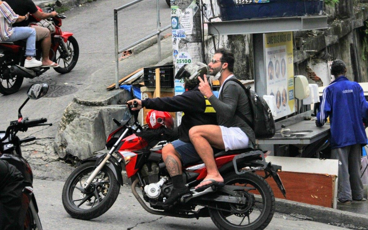 Henri Castelli vai ao Morro do Vidigal de motot&aacute;xi