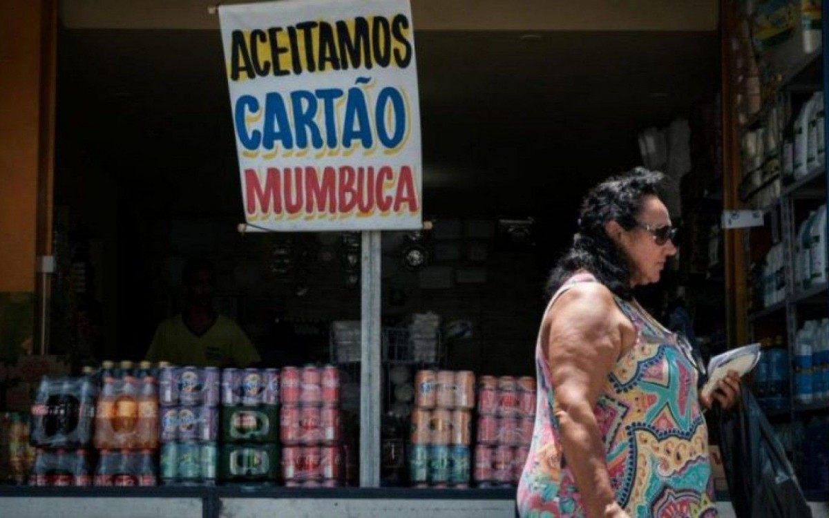  23 mil trabalhadores que recebem R$ 1.045 reais (em moeda social mumbuca), e é considerado a medida econômica social mais importantes do Brasil na época de Coronavirus. - Foto: Carlos Alberto