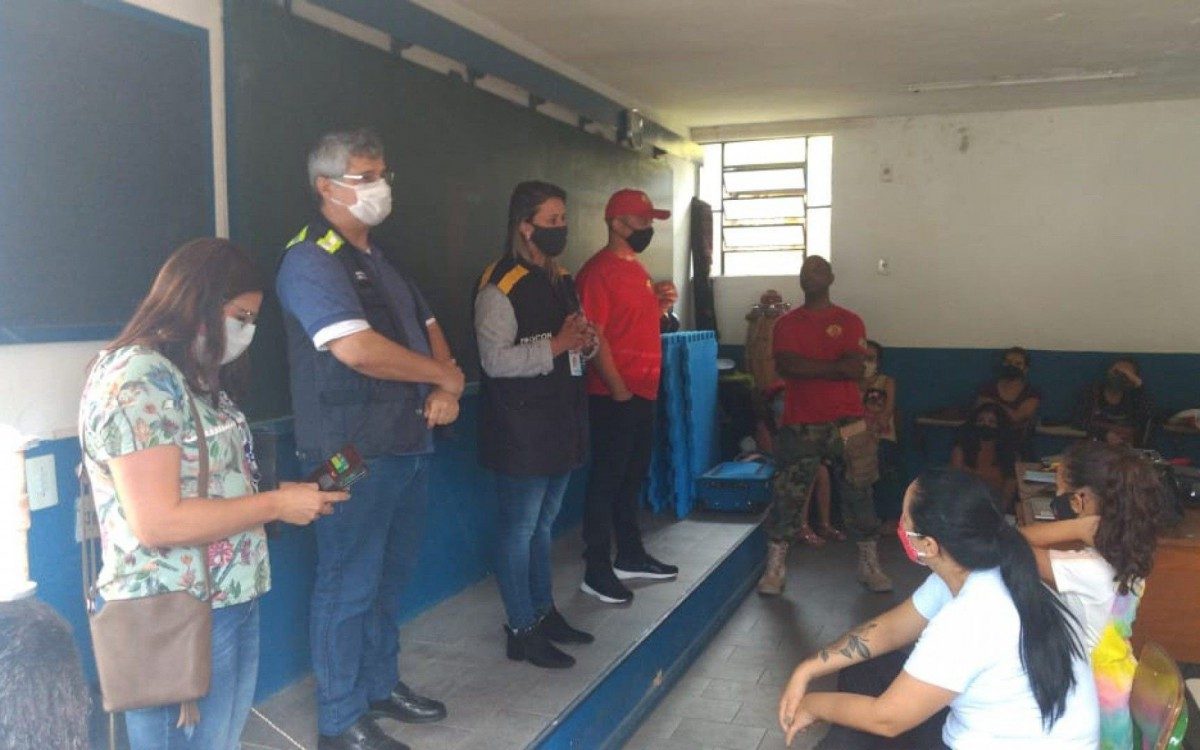No local, mais de 70 pessoas se aglomeraram em uma sala de aula de 35m²