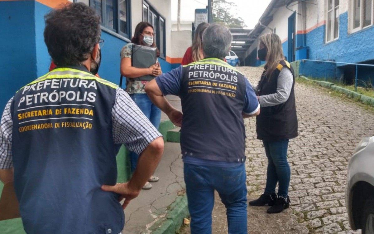 Fiscais chegam ao local onde o curso seria apresentado. - Divulgação