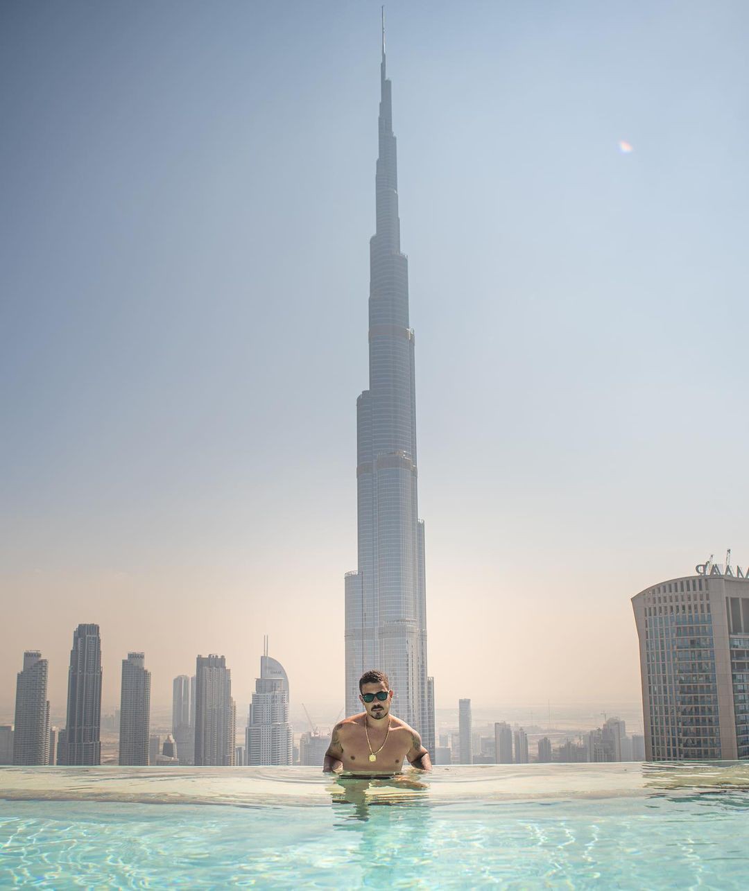 Carlinhos Maia abre álbum de fotos para os Emirados Árabes e Ilhas Maldivas