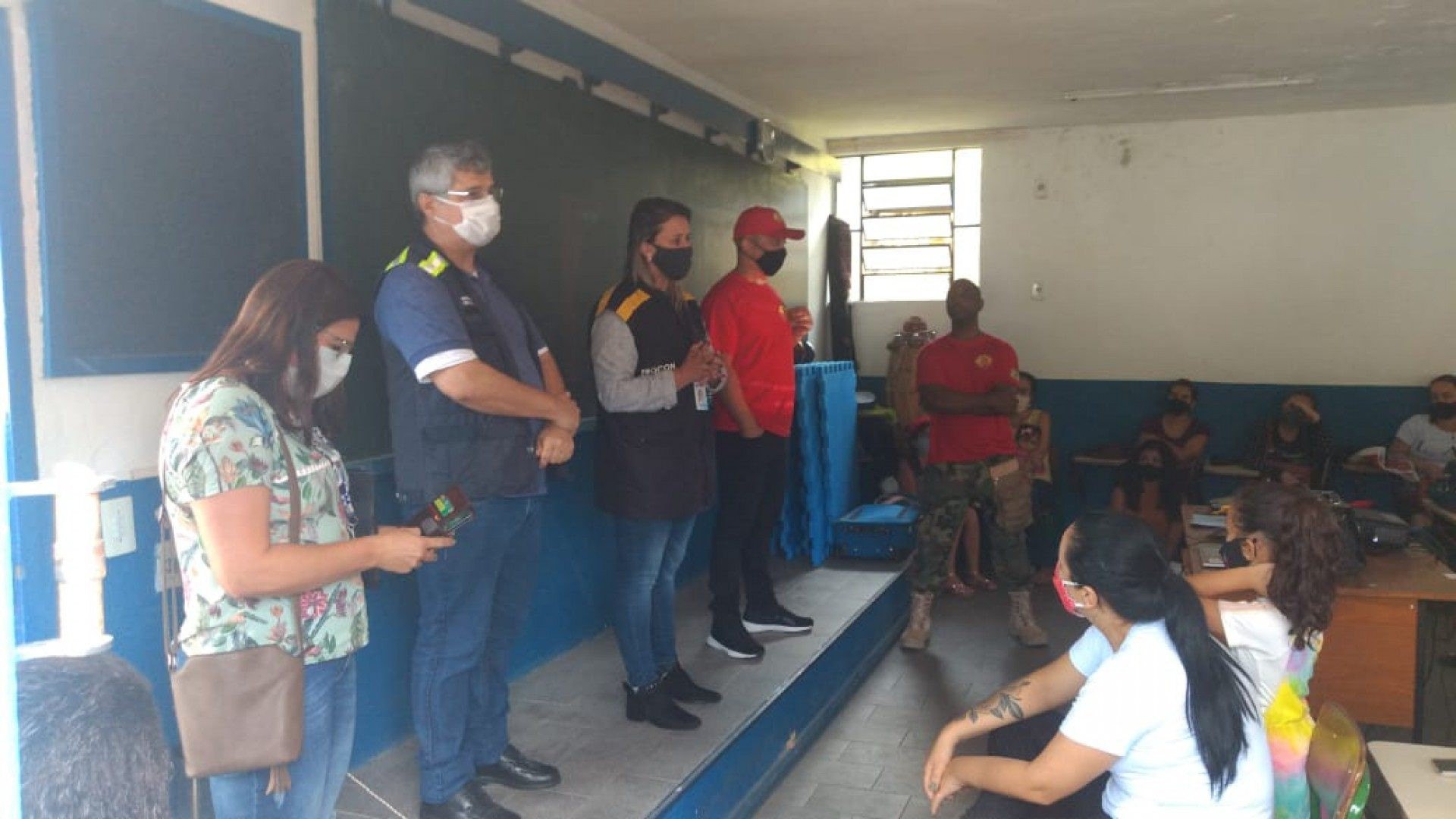 No local, mais de 70 pessoas se aglomeraram em uma sala de aula de 35m&sup2; - Divulga&ccedil;&atilde;o