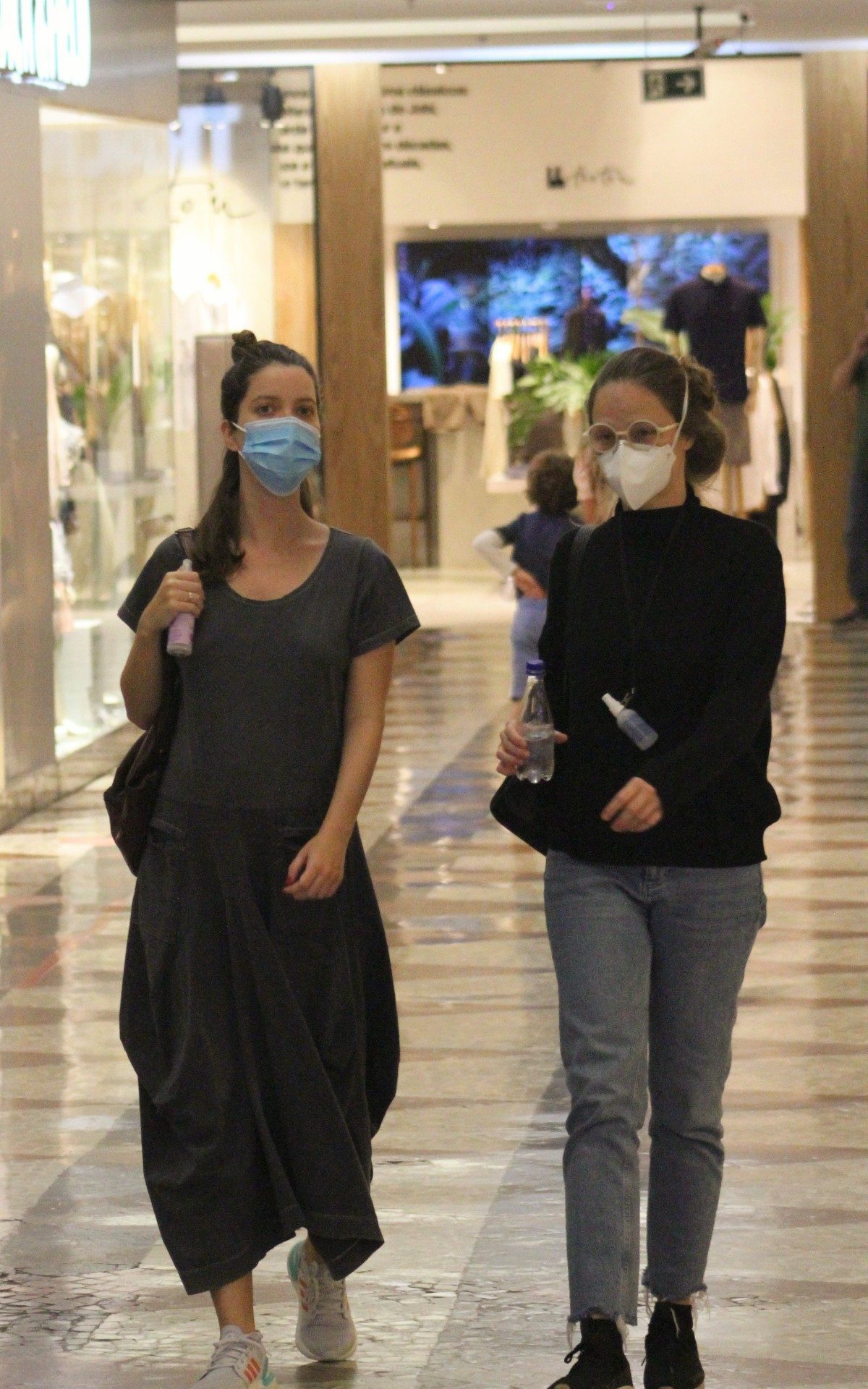 Nathalia Dill exibe barriguinha discreta de gravidez aos sete meses de gestação