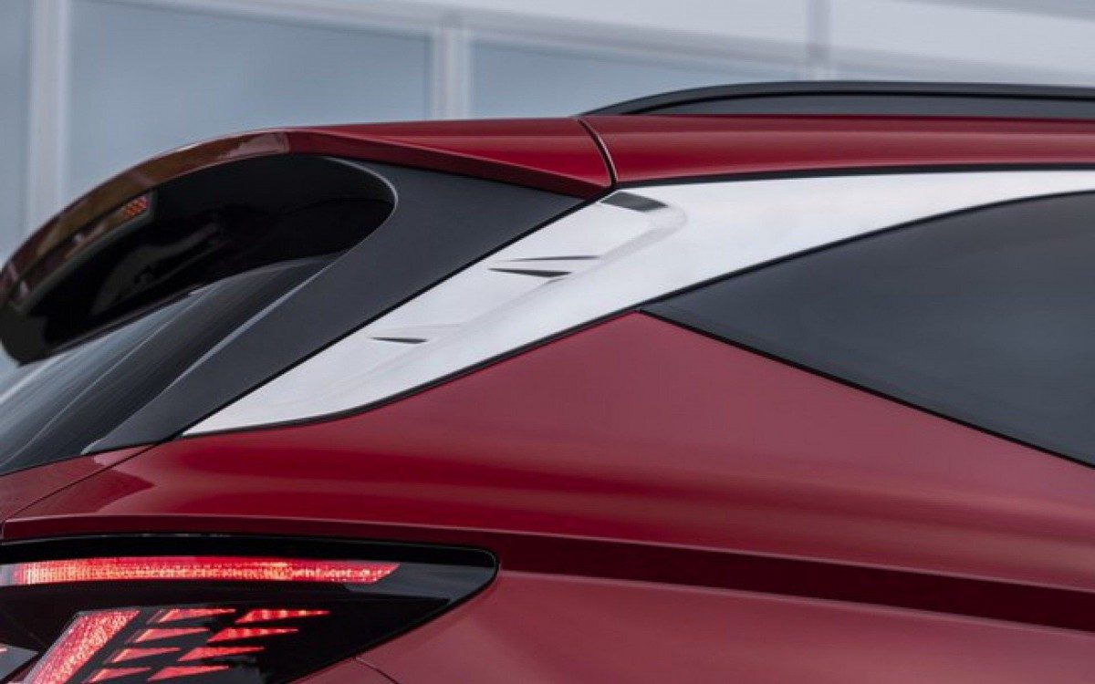 Hyundai Tucson 2022 e seu visual arrojado, bem diferente do atual. Luzes diurnas integradas à grade frontal é um dos destaques