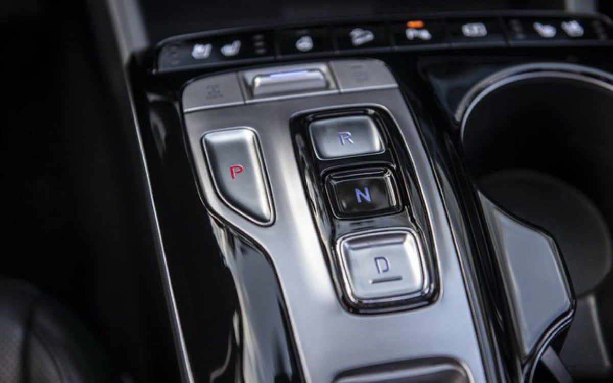 Câmbio automático de oito marchas usa seletor do tipo botão