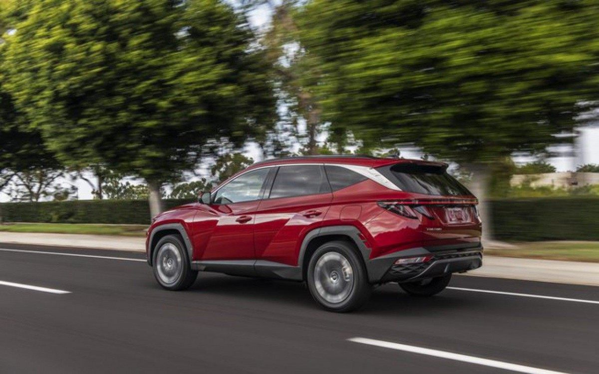 Hyundai Tucson 2022 e seu visual arrojado, bem diferente do atual. Luzes diurnas integradas à grade frontal é um dos destaques