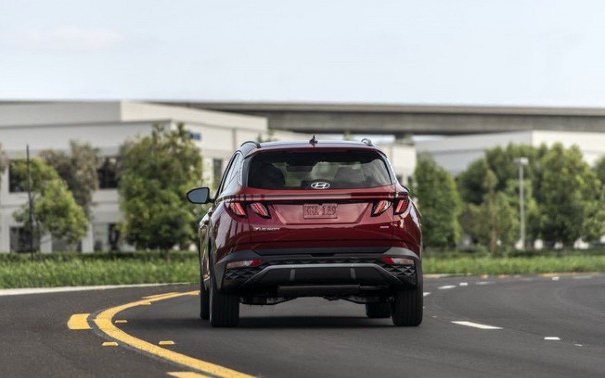 Hyundai Tucson 2022 e seu visual arrojado, bem diferente do atual. Luzes diurnas integradas à grade frontal é um dos destaques
