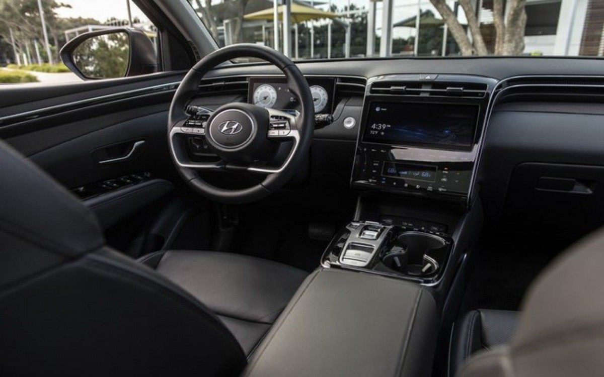 Interior tem acabamento com couro para todos os lados