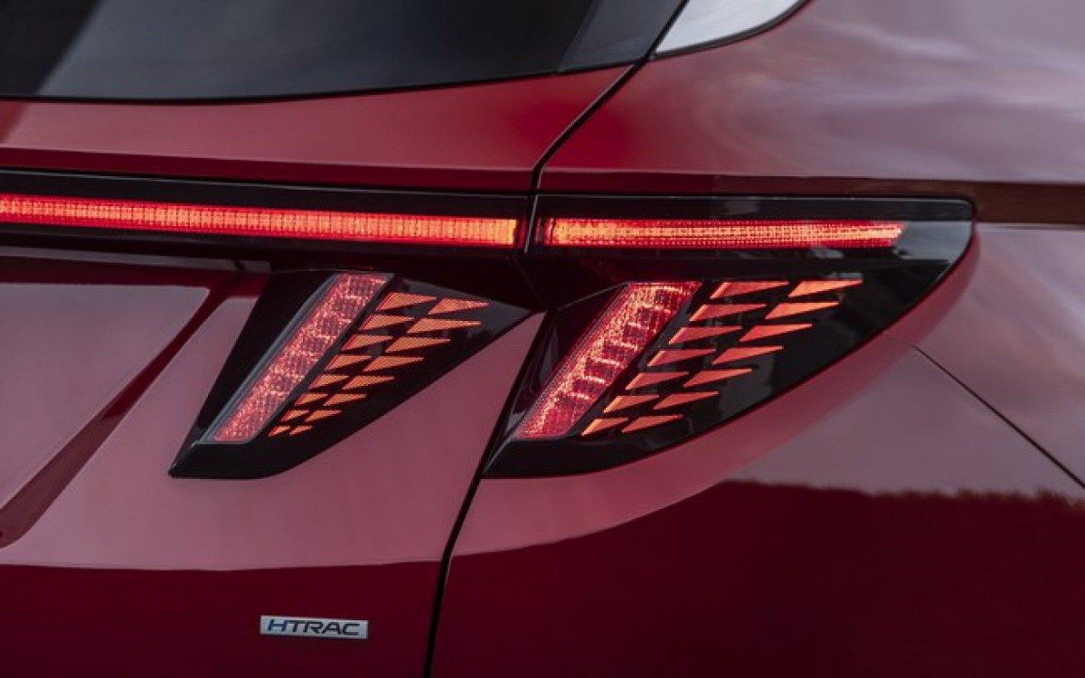 Hyundai Tucson 2022 e seu visual arrojado, bem diferente do atual. Luzes diurnas integradas à grade frontal é um dos destaques