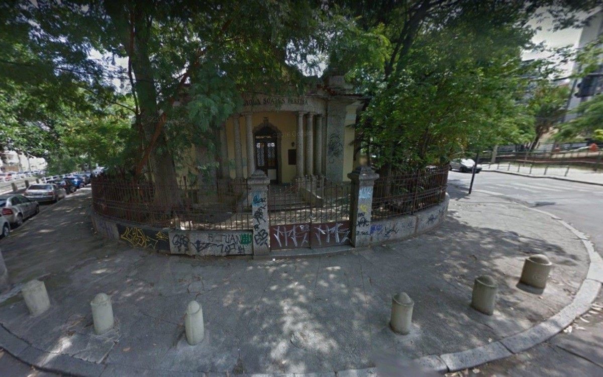 Escola Municipal Soares Pereira foi uma das unidades de ensino fechadas. Diretor da unidade de ensino está internado com covid-19 - Reprodução/Google Street View