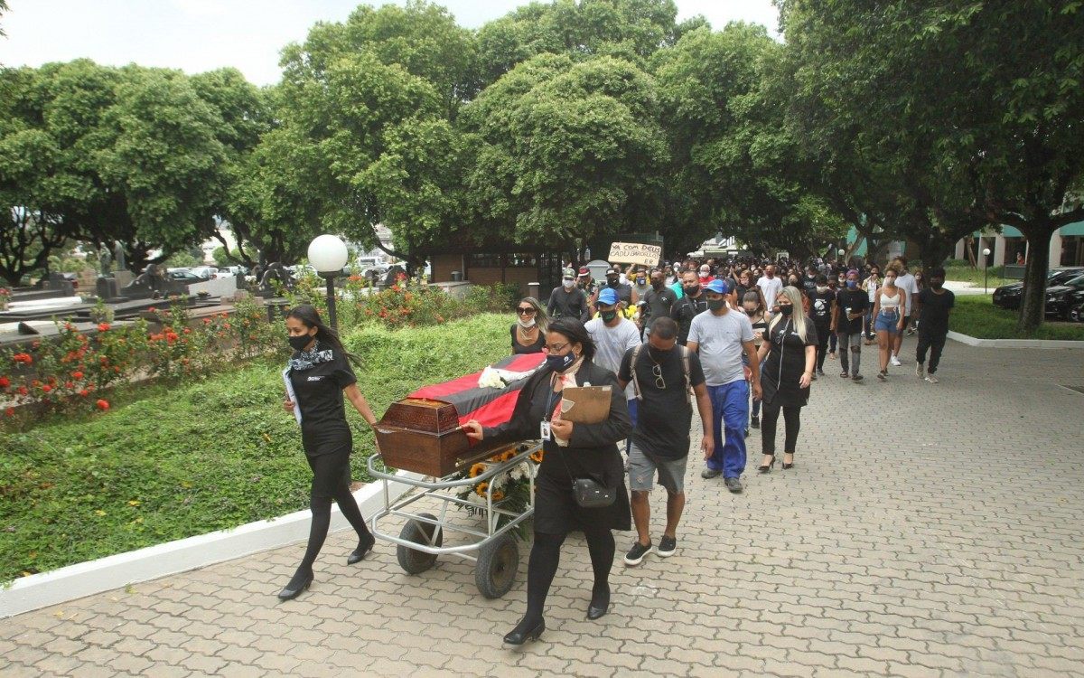 Dezenas de pessoas compareceram ao Cemit&eacute;rio da Penit&ecirc;ncia no Caju para o enterro do cineasta Cadu Barcellos