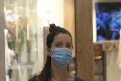 Aos 7 meses de gravidez, Nathalia Dill exibe barriguinha em passeio no shopping
