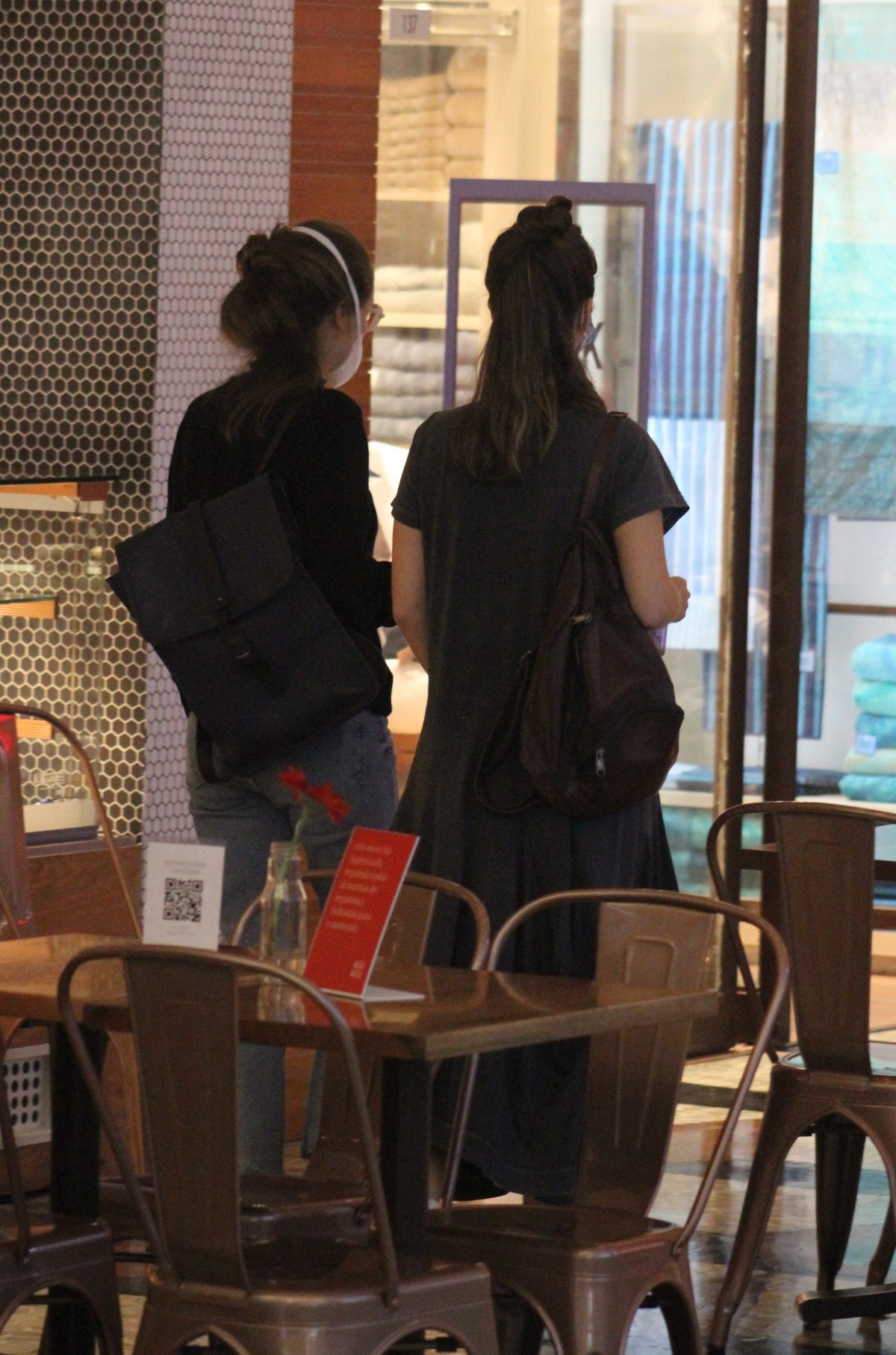 Nathalia Dill exibe barriguinha discreta de gravidez aos sete meses de gestação