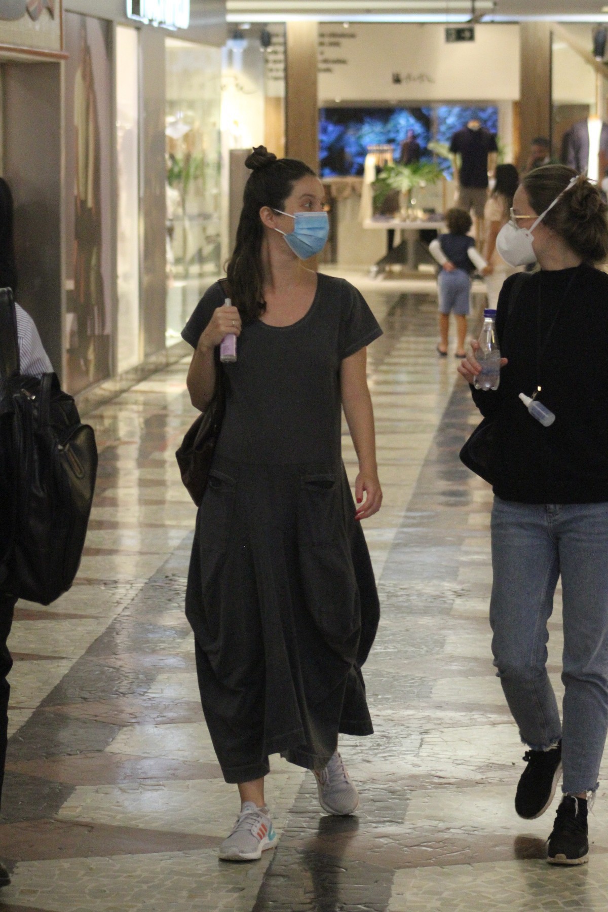 Nathalia Dill exibe barriguinha discreta de gravidez aos sete meses de gestação