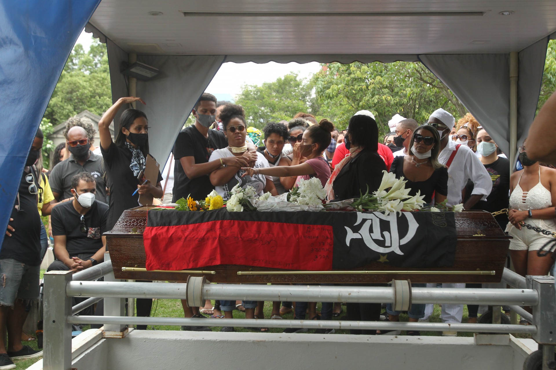 Dezenas de pessoas compareceram ao Cemit&eacute;rio da Penit&ecirc;ncia no Caju para o enterro do cineasta Cadu Barcellos - Estefan Radovicz / Agencia O Dia