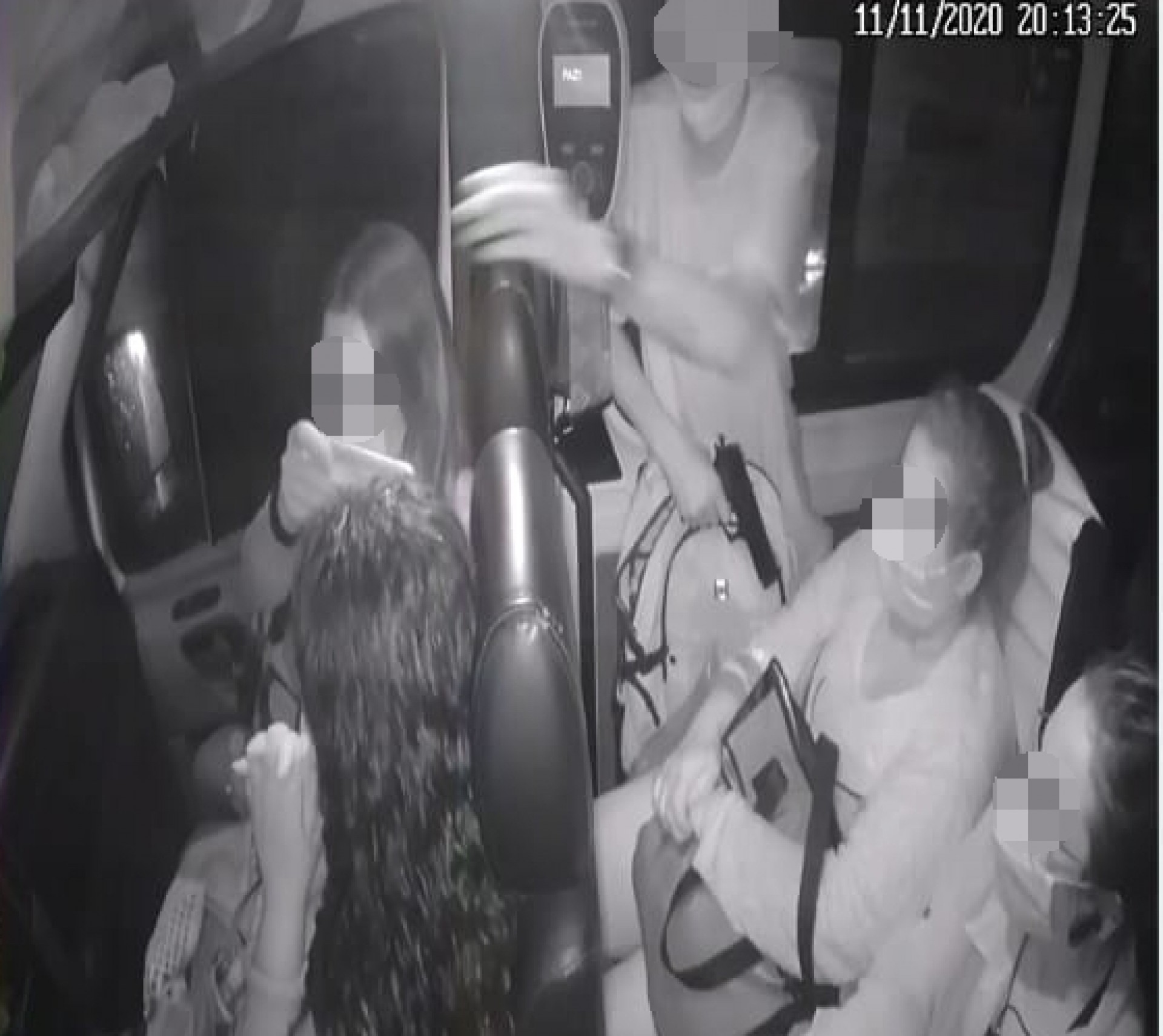 Vídeo: assaltante armado rende passageiros de van em Niterói