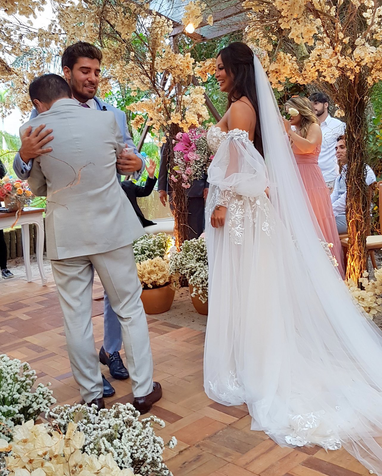 Carol Nakamura e Guilherme Leonel se casam em Búzios