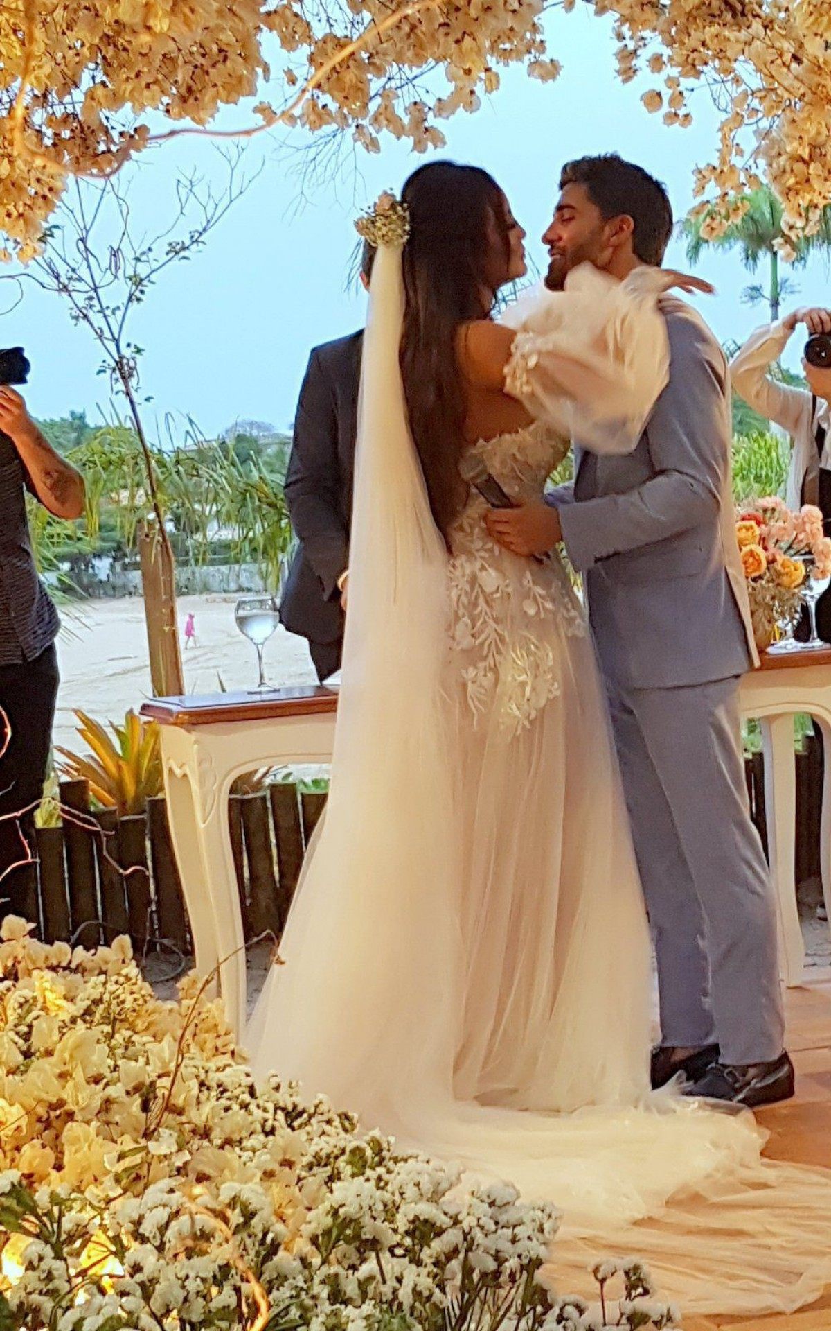 Carol Nakamura e Guilherme Leonel se casam em B&uacute;zios