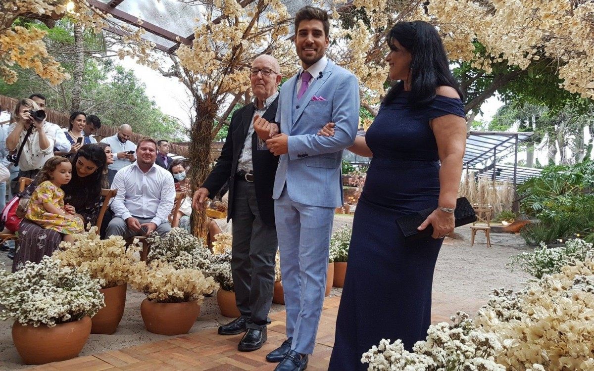 Carol Nakamura e Guilherme Leonel se casam em Búzios