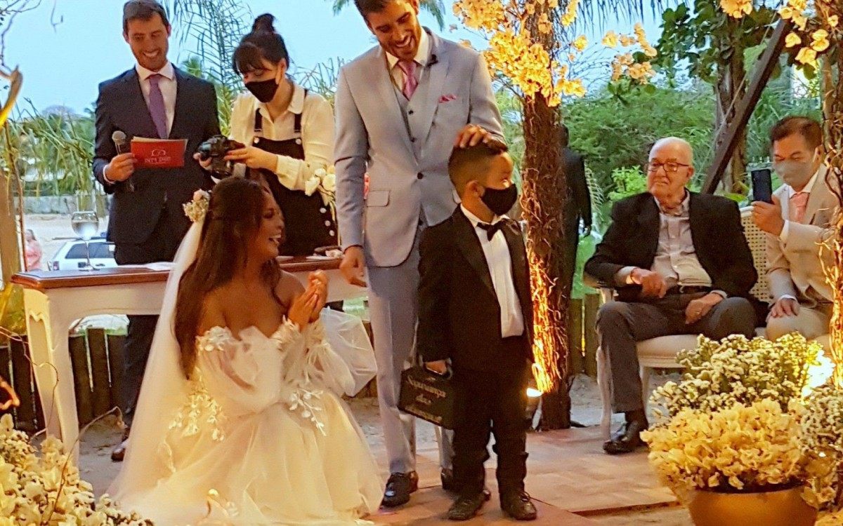 Carol Nakamura e Guilherme Leonel se casam em Búzios