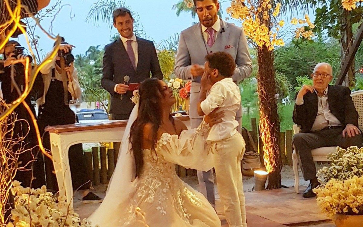 Carol Nakamura e Guilherme Leonel se casam em Búzios