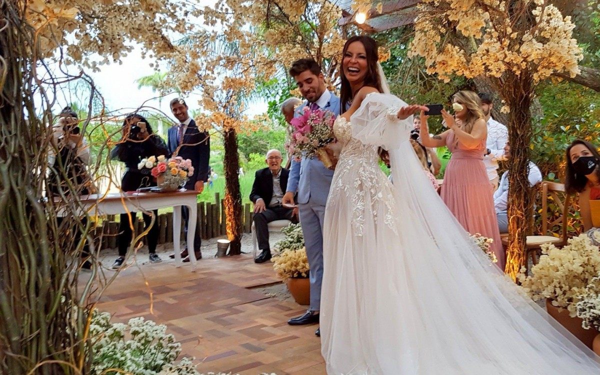 Carol Nakamura e Guilherme Leonel se casam em Búzios