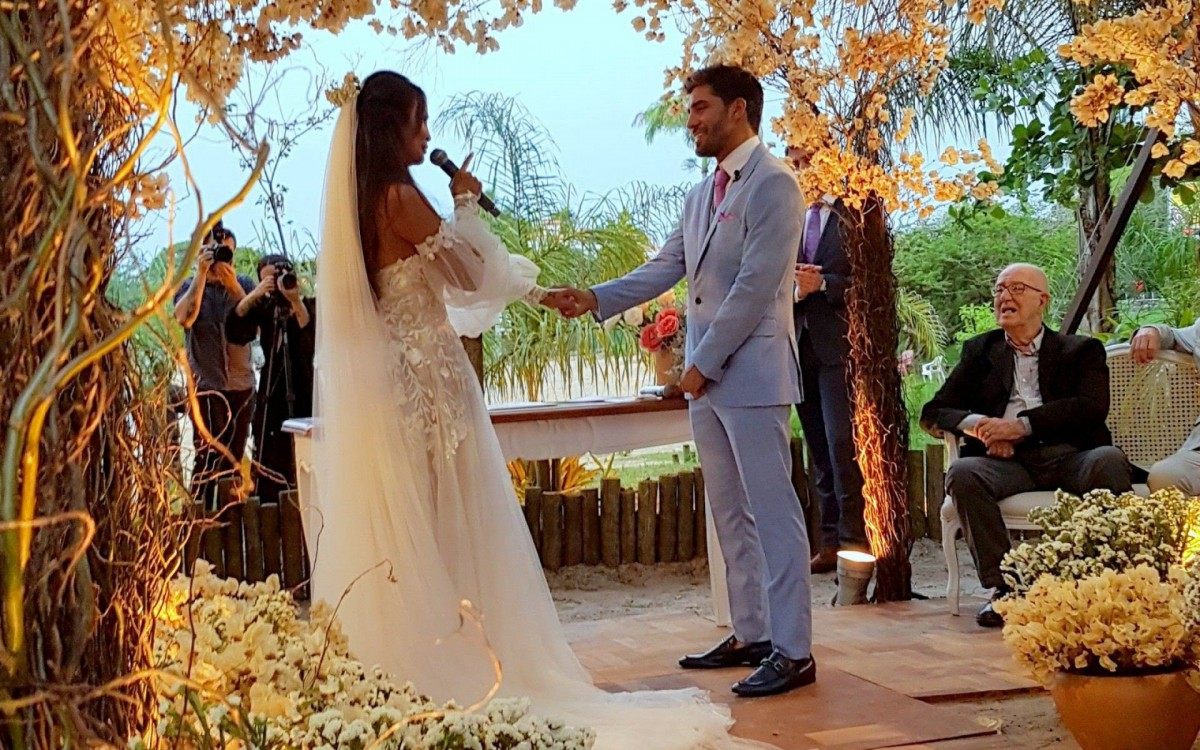 Carol Nakamura e Guilherme Leonel se casam em Búzios