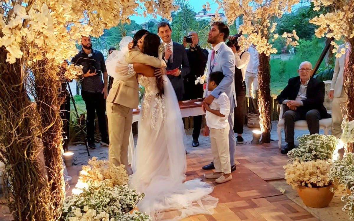Carol Nakamura e Guilherme Leonel se casam em Búzios