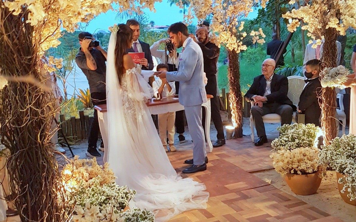 Carol Nakamura e Guilherme Leonel se casam em Búzios