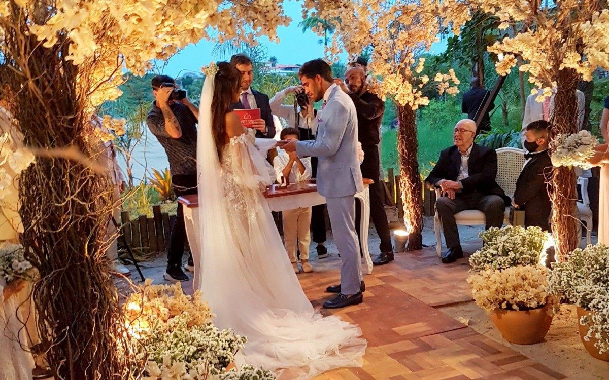Carol Nakamura e Guilherme Leonel se casam em Búzios