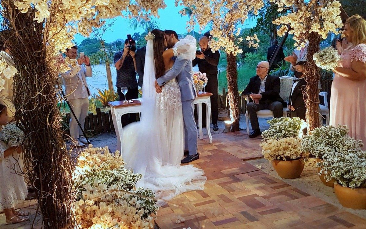 Carol Nakamura e Guilherme Leonel se casam em Búzios