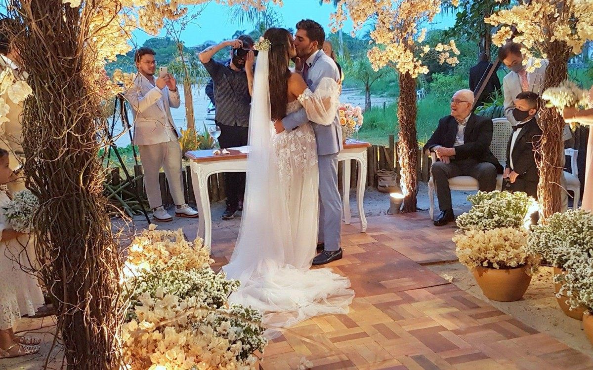 Carol Nakamura e Guilherme Leonel se casam em Búzios