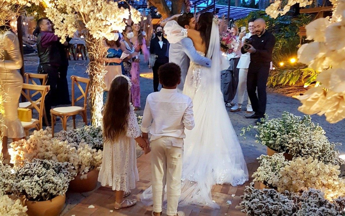 Carol Nakamura e Guilherme Leonel se casam em Búzios