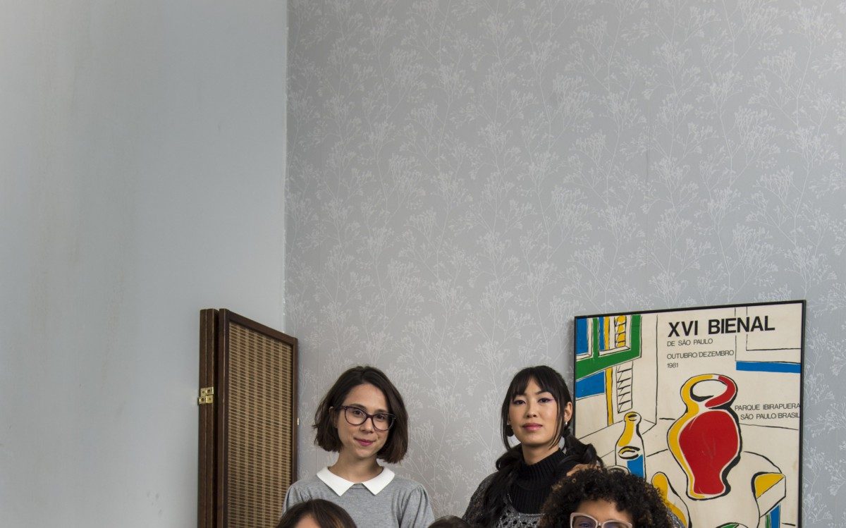 As Five: em p&eacute; - Ben&ecirc; (Daphne Bozaski) e Tina (Ana Hikari); sentadas - Lica (Maoela Aliperti), Keyla (Gabi Medvedovski) e Ellen (Heslaine Vieira)