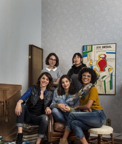 As Five: em pé - Benê (Daphne Bozaski) e Tina (Ana Hikari); sentadas - Lica (Maoela Aliperti), Keyla (Gabi Medvedovski) e Ellen (Heslaine Vieira) - Globo/Estevam Avellar