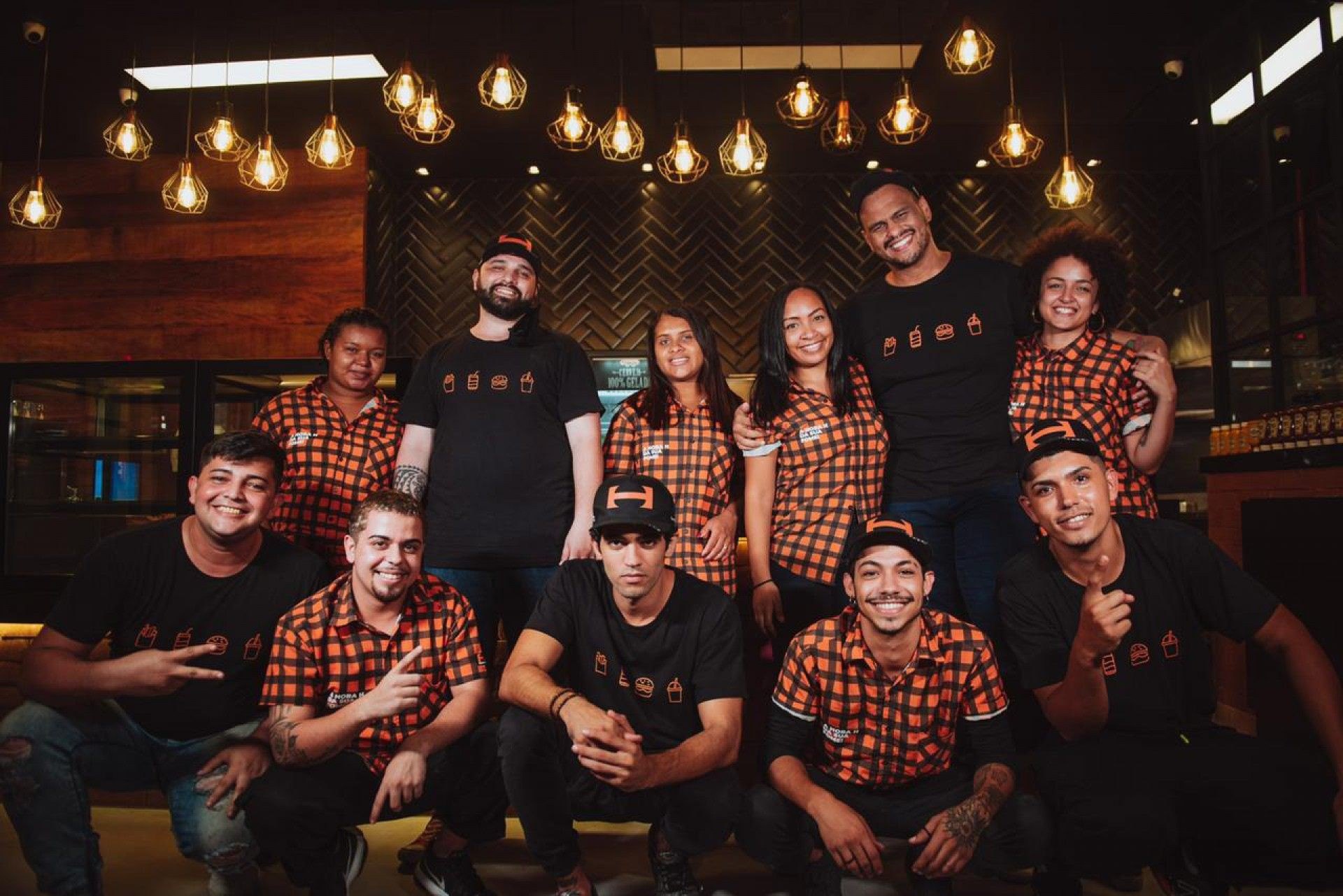 Família Poncio inaugura hamburgueria e fãs causam alvoroço em shopping no Rio
 - Divulgação