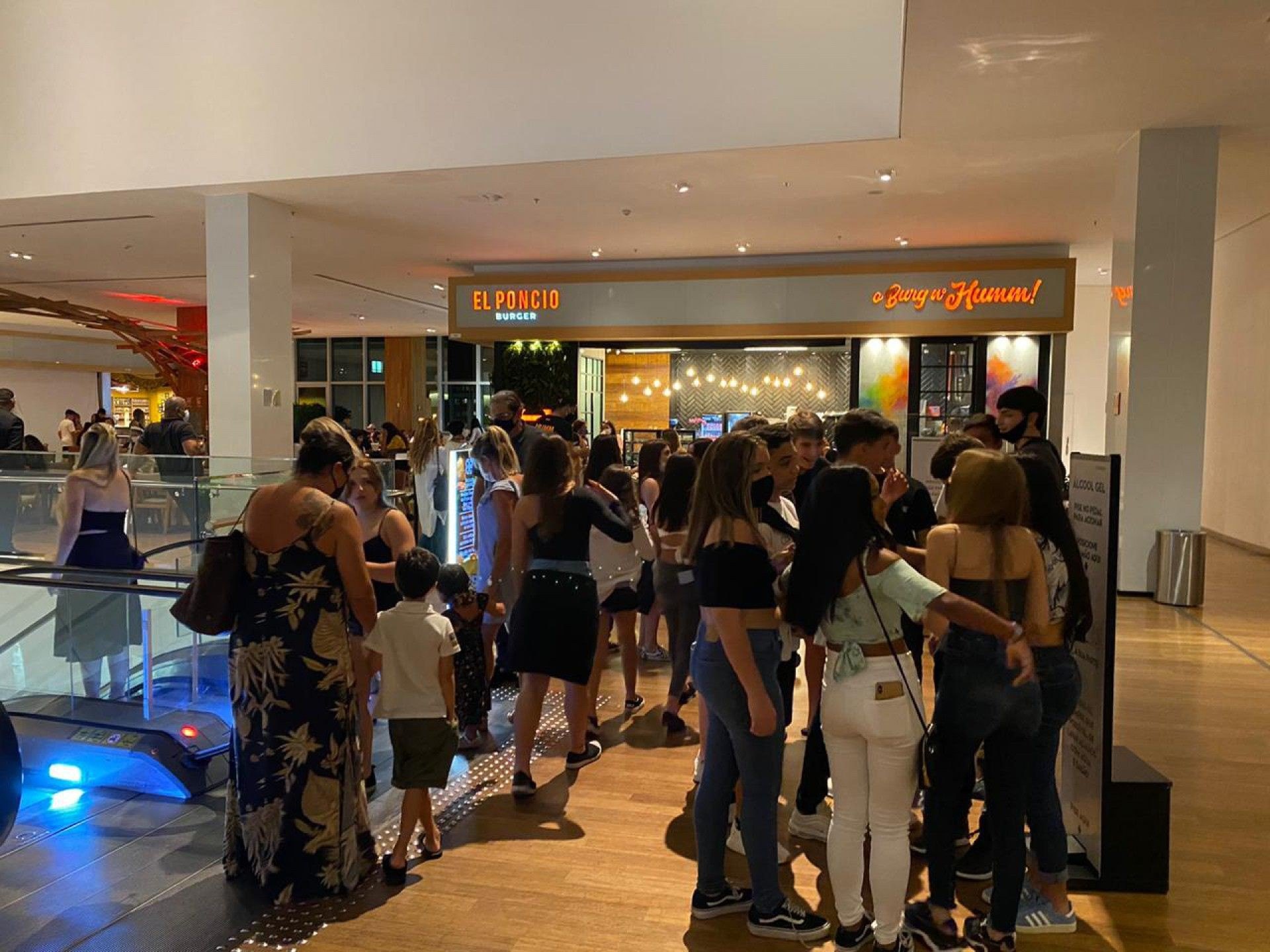 Família Poncio inaugura hamburgueria e fãs causam alvoroço em shopping no Rio
 - Divulgação