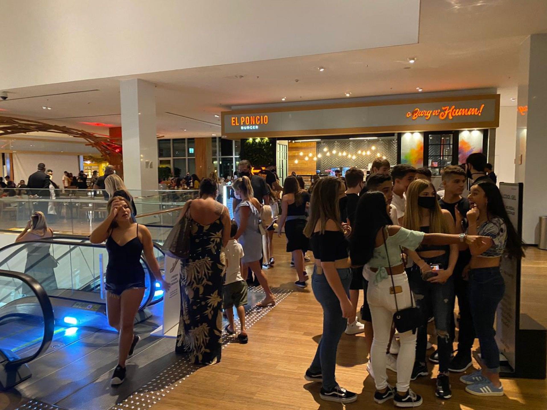 Família Poncio inaugura hamburgueria e fãs causam alvoroço em shopping no Rio
 - Divulgação