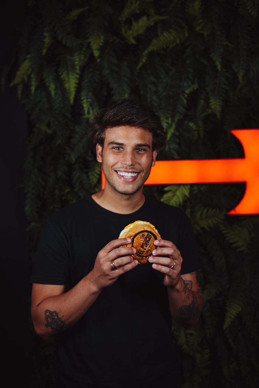 Família Poncio inaugura hamburgueria e fãs causam alvoroço em shopping no Rio
 - Divulgação